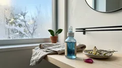 淡い青の一滴は何から生まれた？AMANE「オイルセラム ブルーローズ」“植物そのもの”の色と香り、心地よい使い方