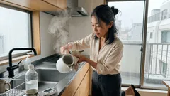 白酢でここまでスッキリ？やかん・電気ケトルの白い水あかを手早く落とす手順（におい残りも防ぐ）