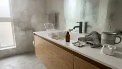 耳が「詰まった感じ」の正体:綿棒に手を伸ばす前に知りたい原因と受診の目安