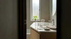 編集部が解説：ゆらぎ肌でも透明感をあきらめない。“守って透かす”ホワイトショット新化粧水の発売日と使い分け