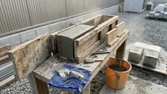 ブロックは運ばない：再生木材の簡易型枠で、現場成形を無理なく回す段取り