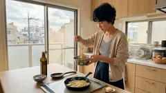 卵にオリーブオイル？：いつものじゃがいもオムレツがレストラン味になる“休ませ方”